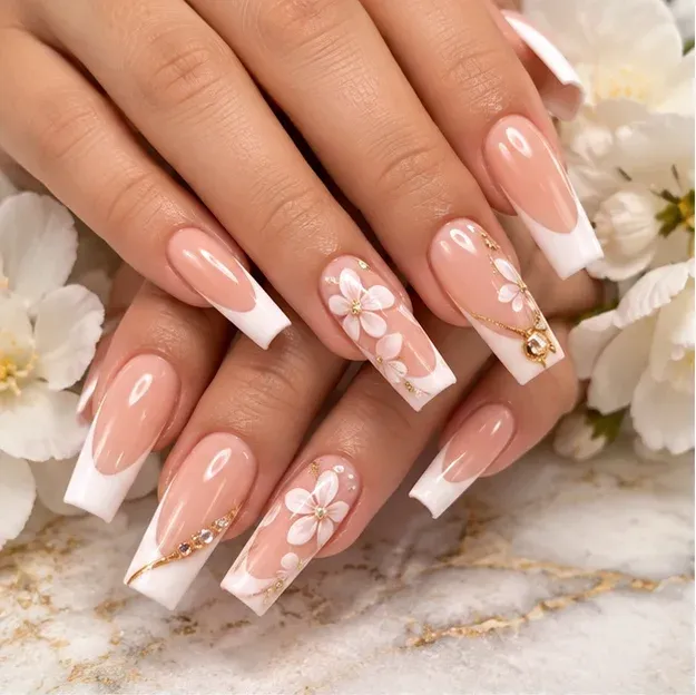 Francesa blanca con flores en relieve y dorado