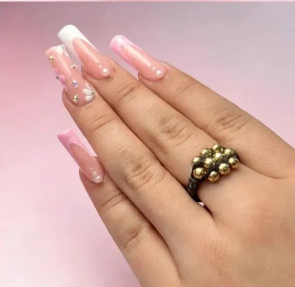 Francesa rosa con perlas