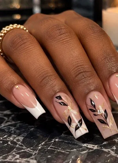 Nude con hojas negras y detalles dorados