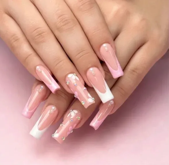 Francesa rosa y blanca con perlas y flores