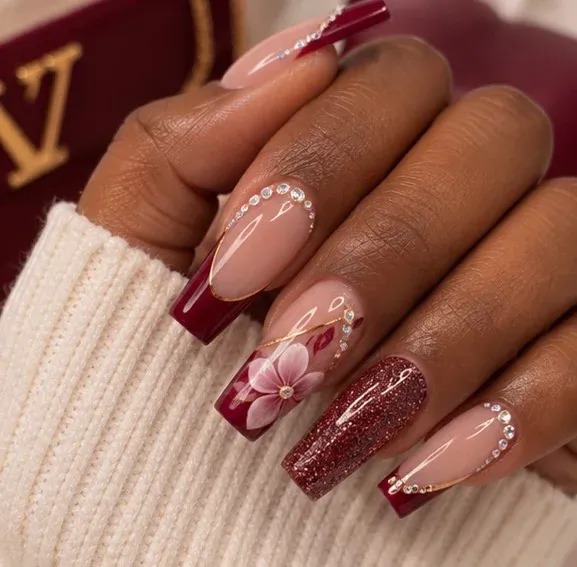 Vino tinto con glitter, flor y cristales