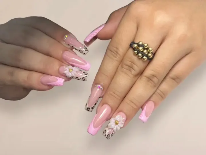 Rosa con animal print y flor 3D