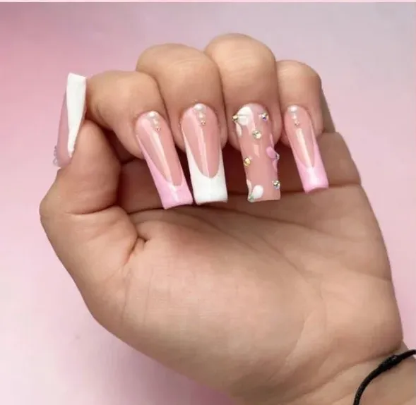 Uñas cuadradas rosa y blanco con flores
